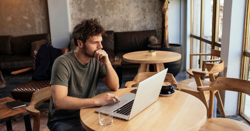 Descubra como escolher entre agência ou profissional freelancer e entenda qual opção faz mais sentido para o seu projeto.