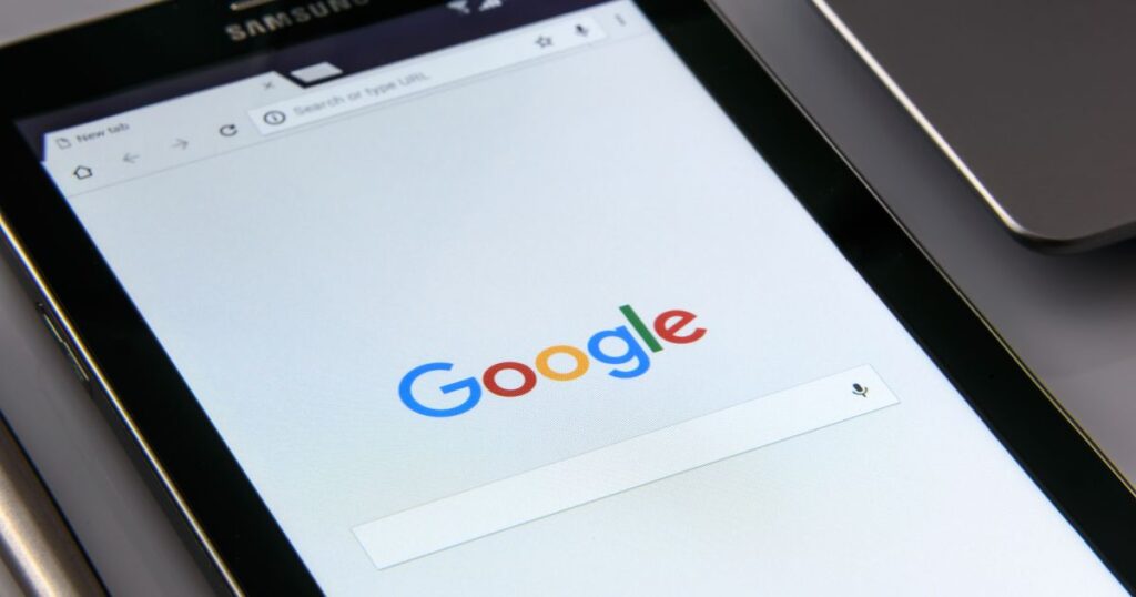 Descubra onde seus clientes estão e entenda como usar Google ou redes sociais para atrair, informar e converter mais oportunidades.