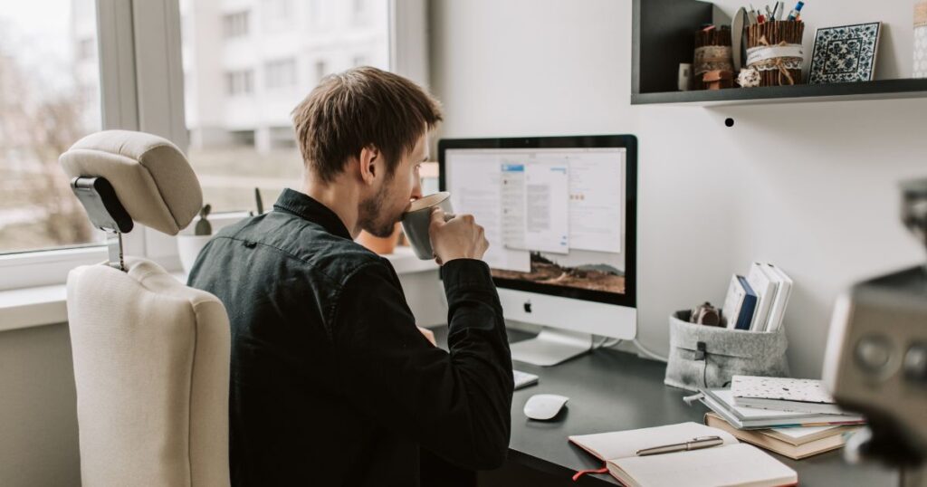 Entenda como a primeira impressão da sua empresa é formada antes do atendimento e veja quais sinais digitais influenciam a confiança do cliente.