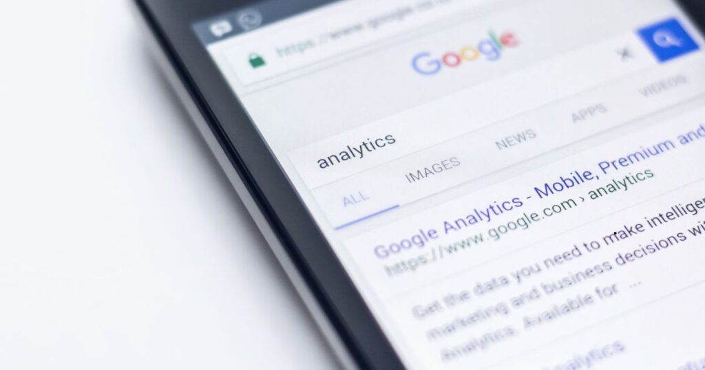 Entenda quanto tempo leva para aparecer no Google e quais fatores influenciam a indexação e o posicionamento de um site.